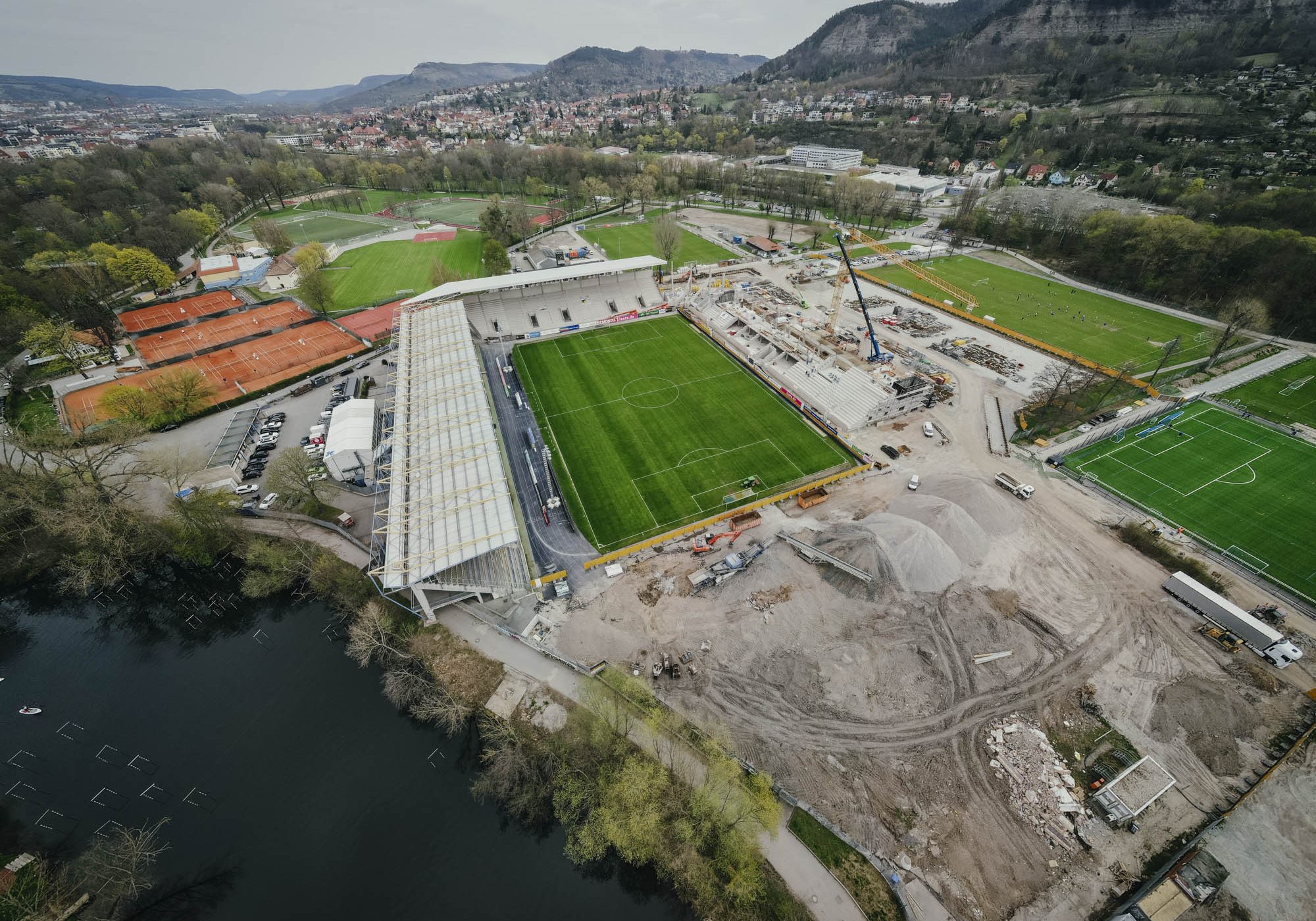 HABAU Carl Zeiss Jena Stadion eine Baustelle als Fertigteilbau für ein Fussballstadion.