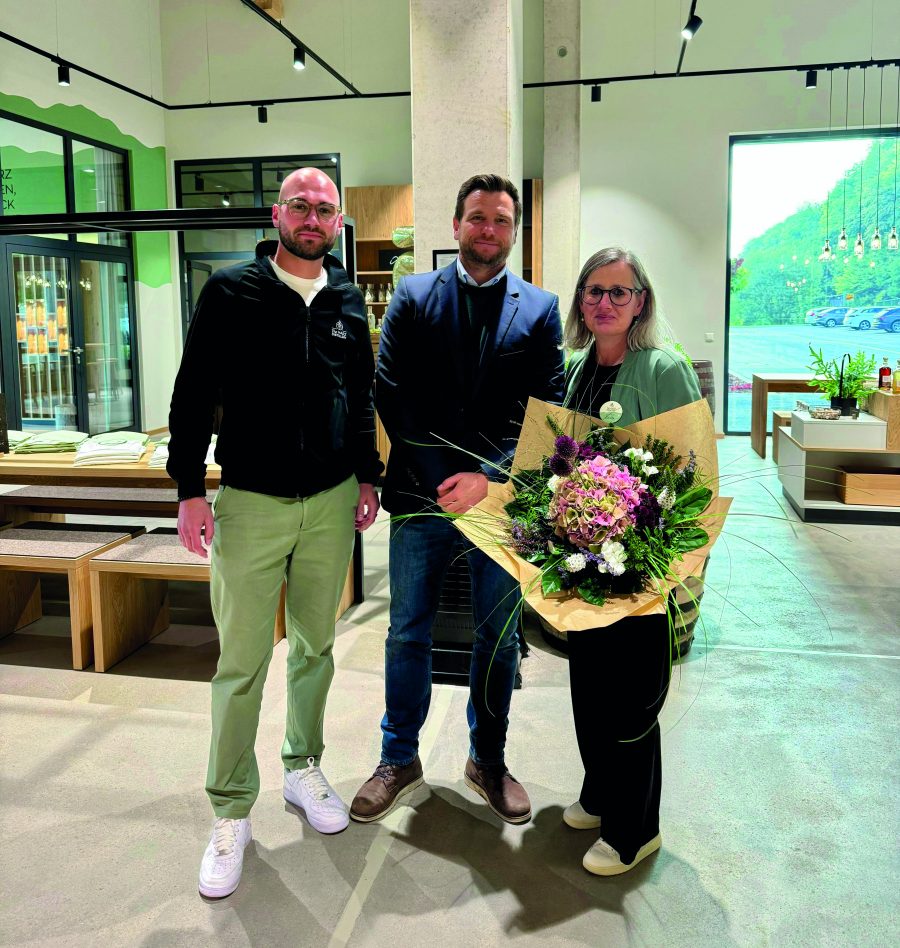 Hauke Lattmann (mite) mit Britta und Florian Möller